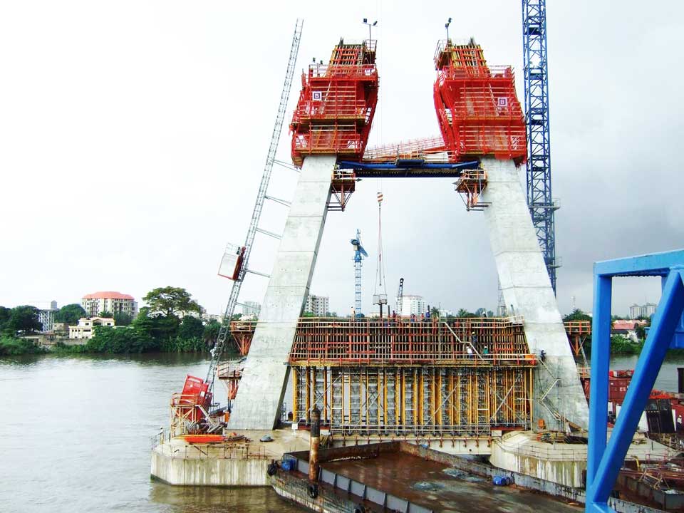 lagos nigeria hoist carryying material and labour