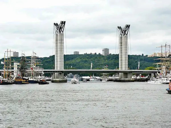 gustave_flaubert_bridge_side