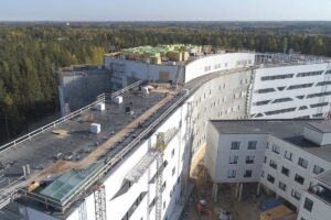 Vakka-Suomen Rappauspalvelu fastened the thick insulation elements and several layers of net to the walls with the help of mast climbers.